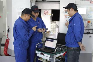 Jingdiao employees discussing the use of QC20-W ballbars