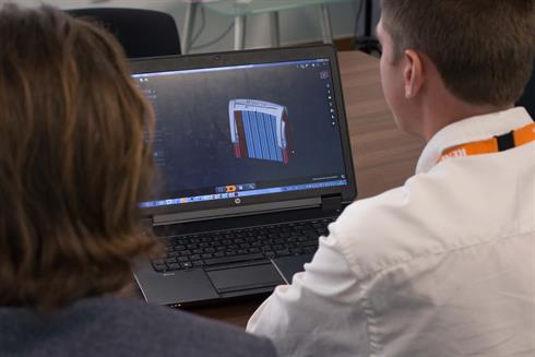 De kast van de Ornament 1 wordt met de Renishaw QuantAM software voor productievoorbereiding gereedgemaakt om geprint te worden in titanium.