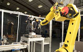 Robot FANUC vstavlja izdelek v Equator™ v avtomatizirani celici