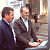 Stefan Feichtlbauer (rechts) hebt im Gespräch mit Michael Vogt, Renishaw GmbH, die Vorteile der Werkzeugbruchüberwachung TRS2 hervor.