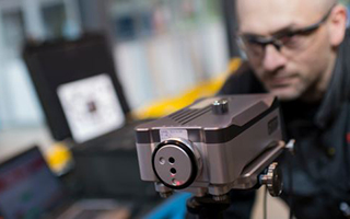 FMC Technologies公司的维修技师Craig Simpson使用XL-80激光校准系统检查机器精度。