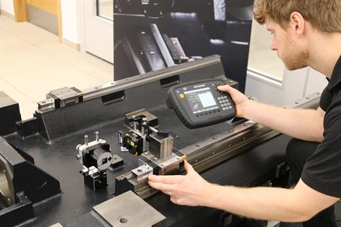 Performing a parallelism measurement with XK10 alignment laser