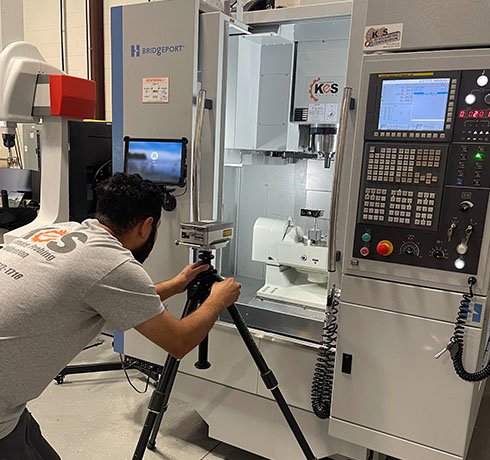 Sistema laser XL-80 di Renishaw su una macchina utensile CNC