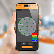 Dispositivo Mano che tiene un dispositivo mobile che visualizza i punti di un test ballbar QC20 nell'app CARTO Ballbar Connect