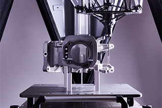 Metrologifixturer som håller ett cylinderlopparbetsstycke som inspekteras på Equator-X