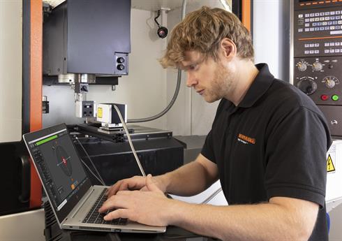 Een application engineer voert met de XM-60 een test uit