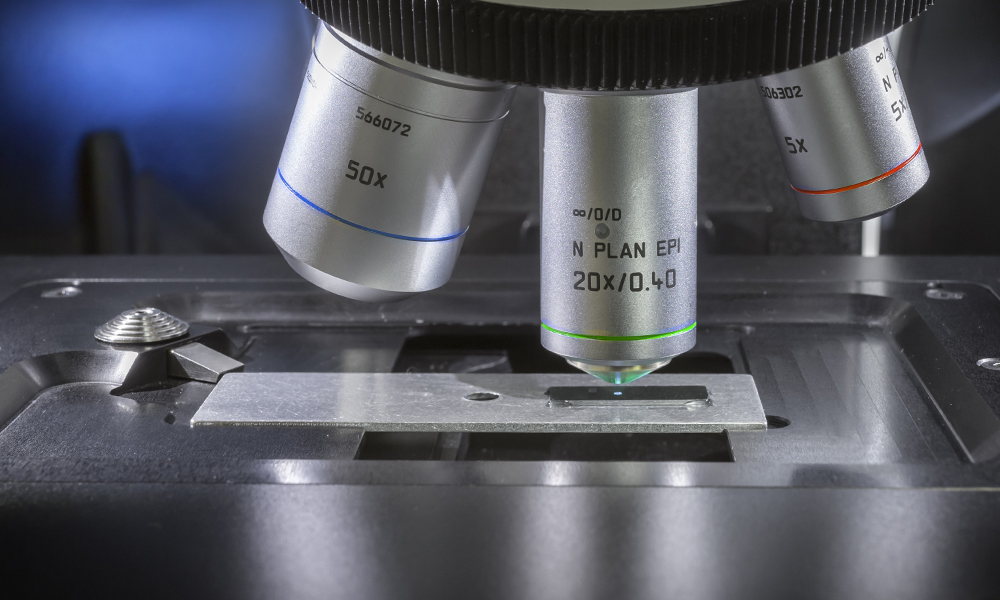 Lente dell'obiettivo del microscopio Raman inVia