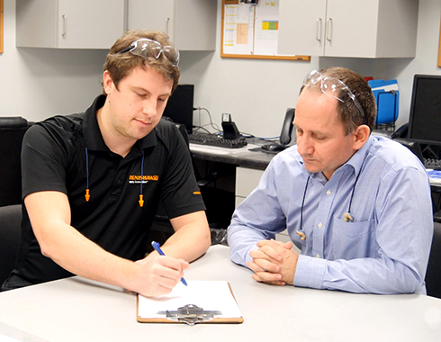 Narcis Georgescu, senior quality supervisor bij Linex (rechts) overlegt met een Renishaw applications engineer