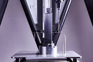 Metrologifixturer som håller ett bladarbetsstycke som inspekteras på Equator-X