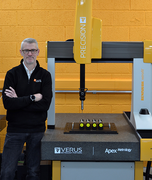 Michael Nugent, directeur des opérations chez Verus Metrology Partners avec le premier rétrofit MMT Renishaw de Verus