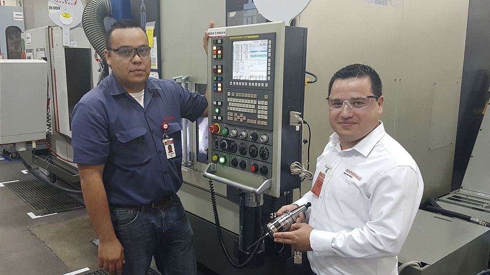 Luis Adrián Gallegos, técnico de fabricación de Honeywell Aerospace y Gilberto Ochoa, técnico de aplicaciones de Renishaw