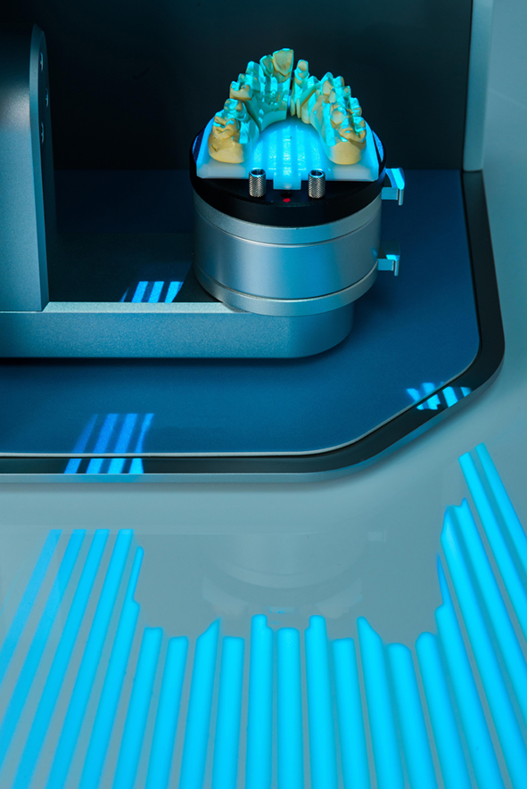 Blue light scanner scanning tooth model