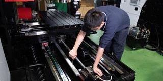 Techniker bei der Installation eines FORTiS Wegmesssystems auf einer Werkzeugmaschine