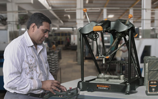 Operario de Kishan Auto utilizando el sistema de calibre Equator