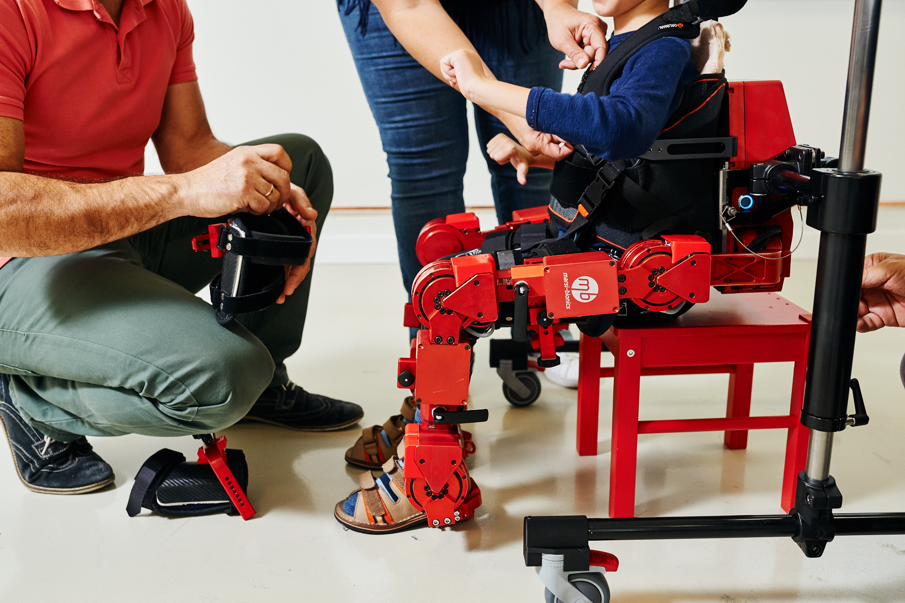 Enfant équipé de l’exosquelette ATLAS 2030 en position assise