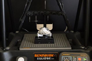 Metrologifixturchuck på en Equatormätare som håller ett arbetsstycke