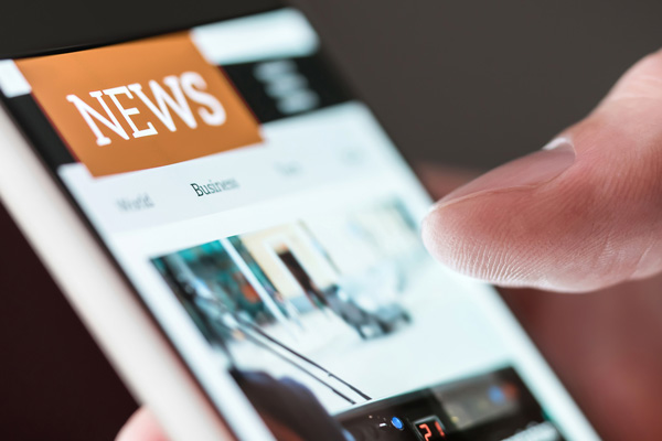 © Adobe Images: Mobile News app op smartphone