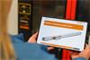 Tablet segurado com as duas mãos e exibindo um manual de instalação de encoders Renishaw