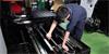 Ingénieur installant un codeur linéaire FORTiS sur une machine-outil