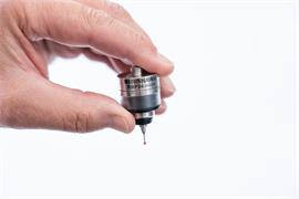Eine Hand, die den RMP24-micro hält