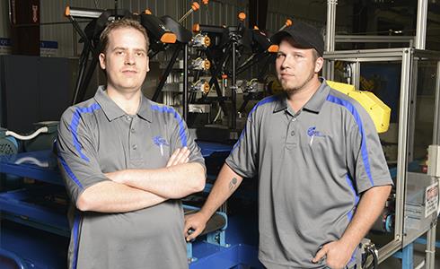 CNC-Programmierer James Wardell und Robotik-Techniker Jeff Buck von Conroe Machine